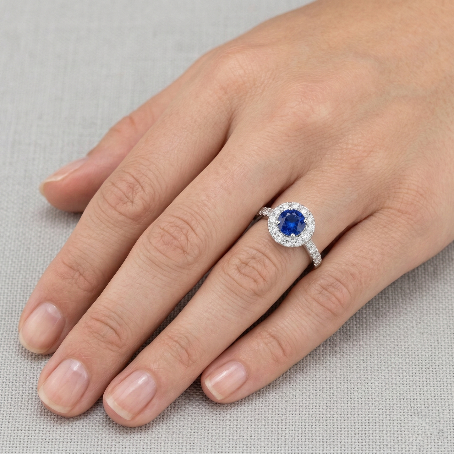 echter round saphir 2Karat ring auf Weiß