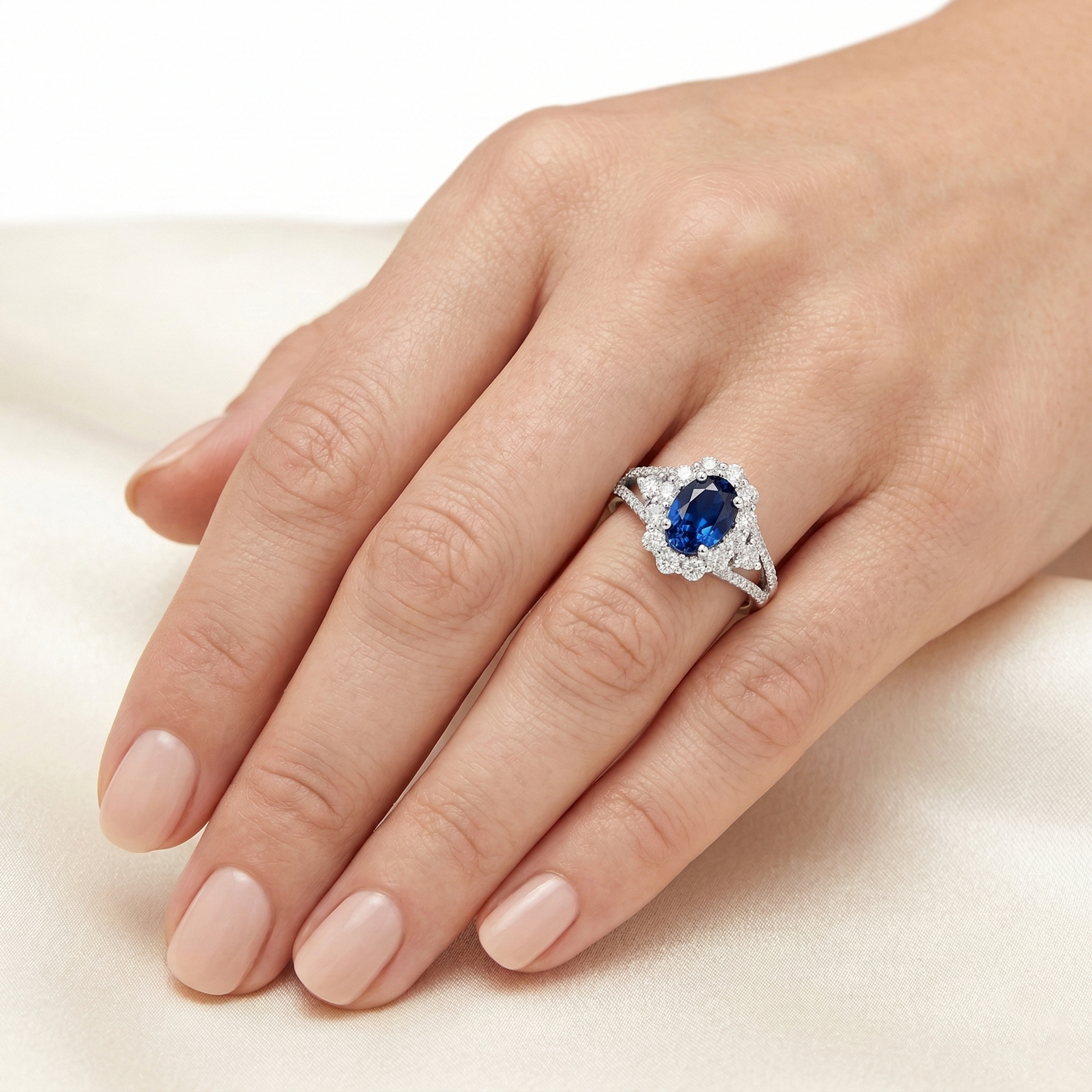 echter oval saphir 1.50Karat ring auf Weiß