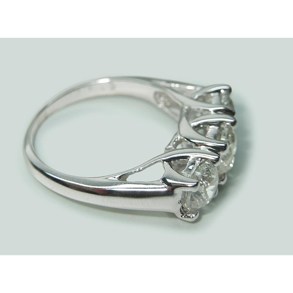 2,25 Ct. Runder Natürliche Diamant Drei-Steine-Ring Im Lucida-Stil Weißgold Neu