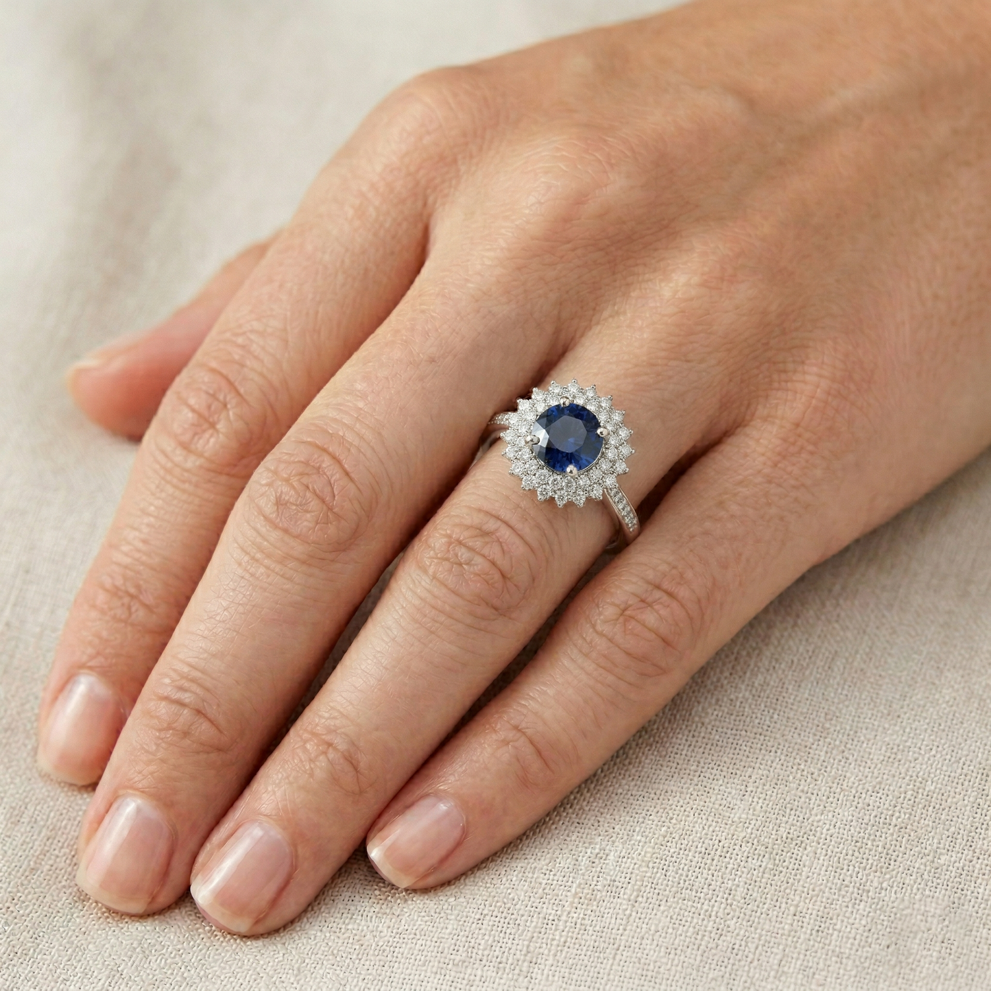 echter round diamant 14Karat ring auf Weiß