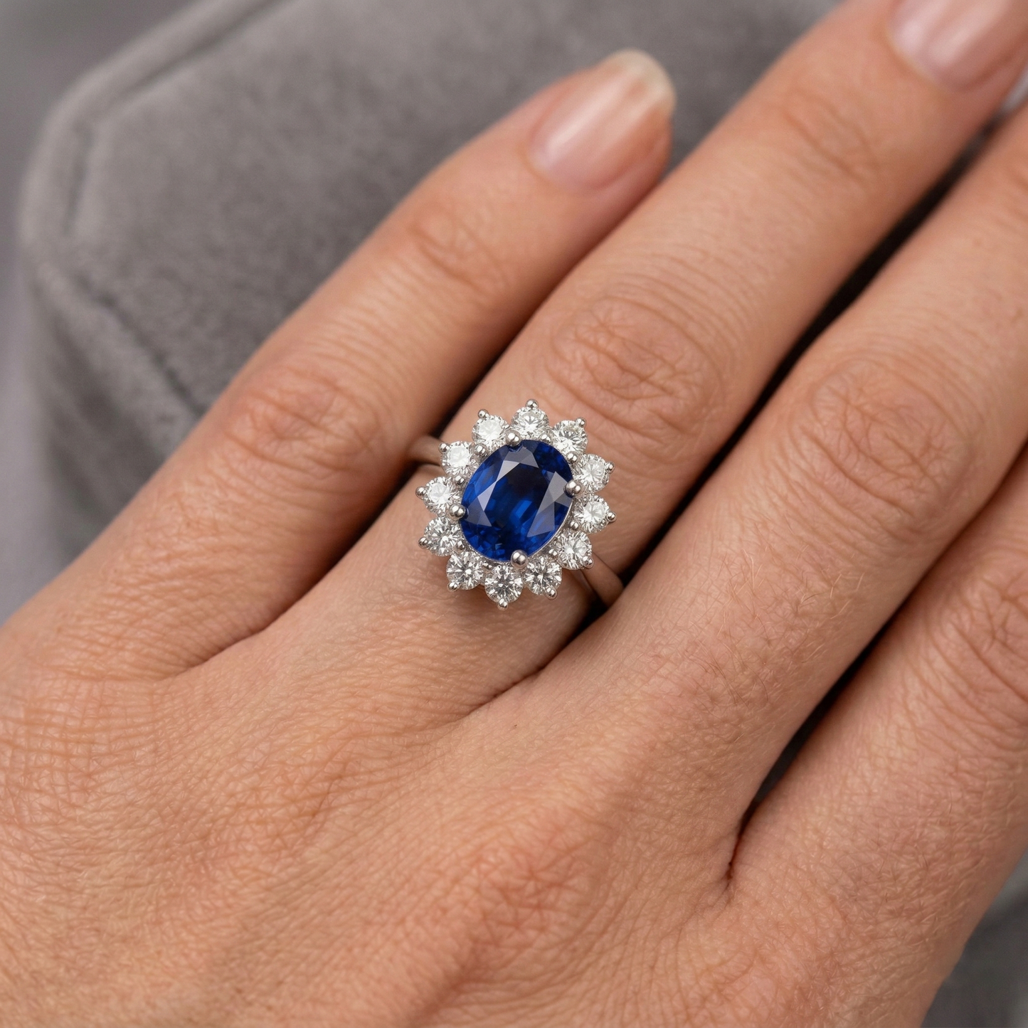 echter oval saphir 3.70Karat ring auf Weiß