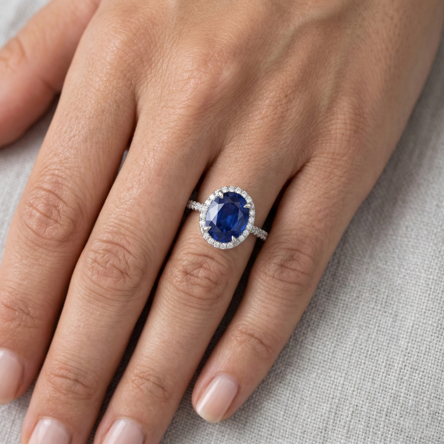 echter oval diamant 3.75Karat ring auf Weiß