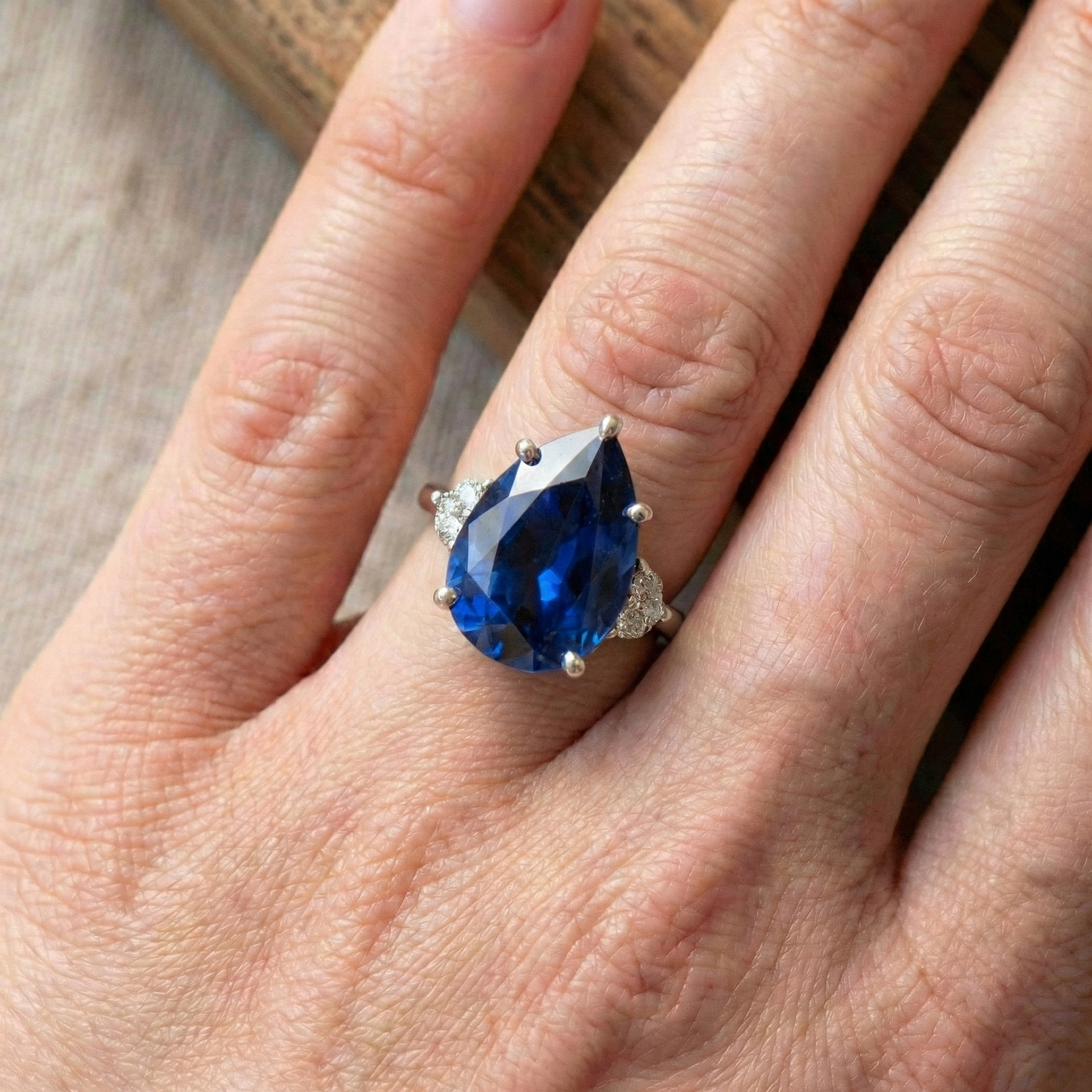 3 Stein Diamant & blauer Saphir Ring 6,75 Karat Konischer Schaft Gold