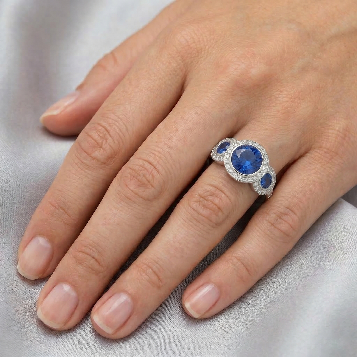 echter round diamant 4.51Karat ring auf Weiß