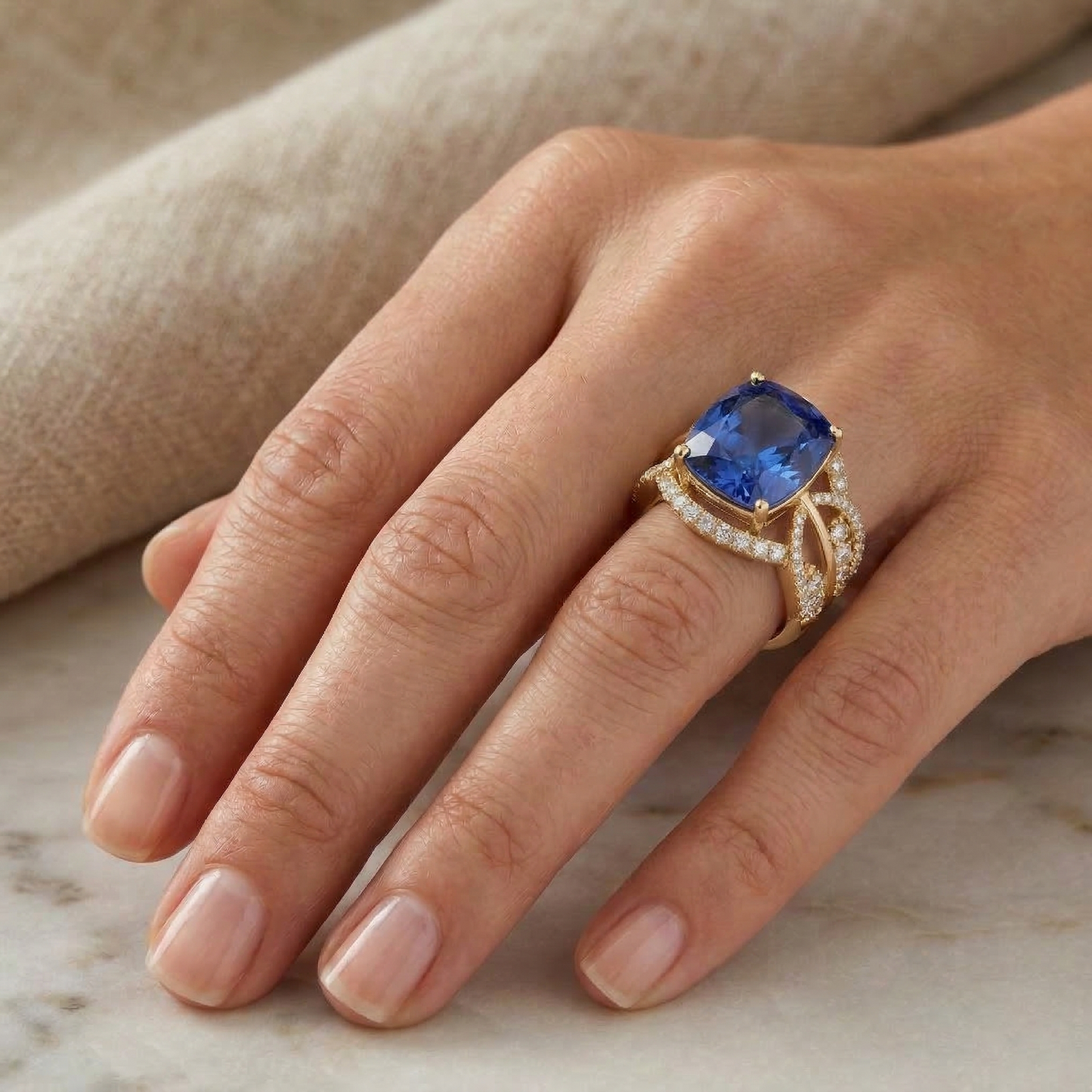 6 ct. Kissen Sri Lanka Blauer Saphir und Diamanten Gelbgold 14K