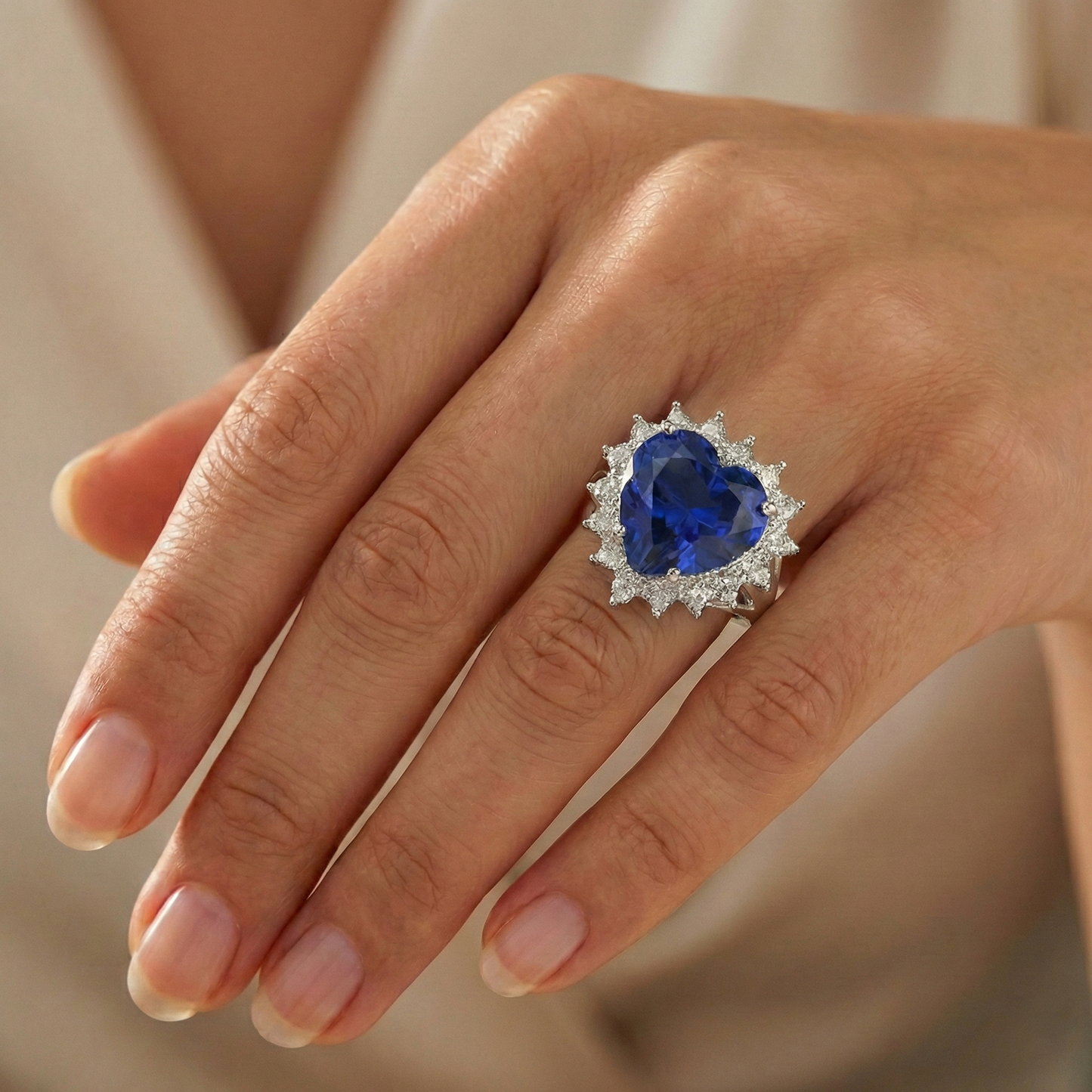 echter round diamant 7.60Karat ring auf Weiß