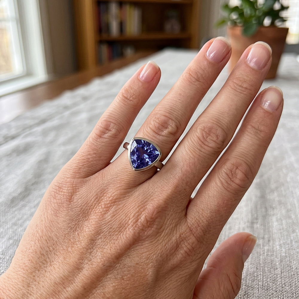 Blauer Saphir Solitär Trillion-förmige Ringlünette Set 2 Karat