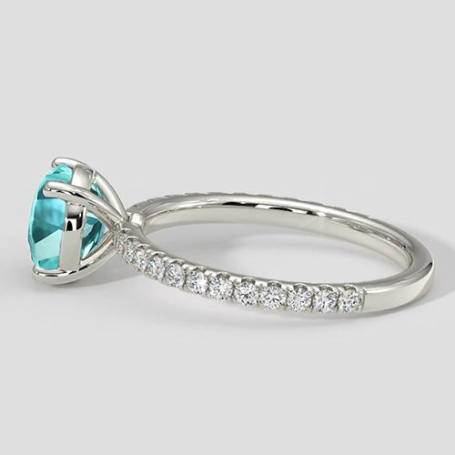Bläulicher Paraiba-Ring mit runden Diamantakzenten
