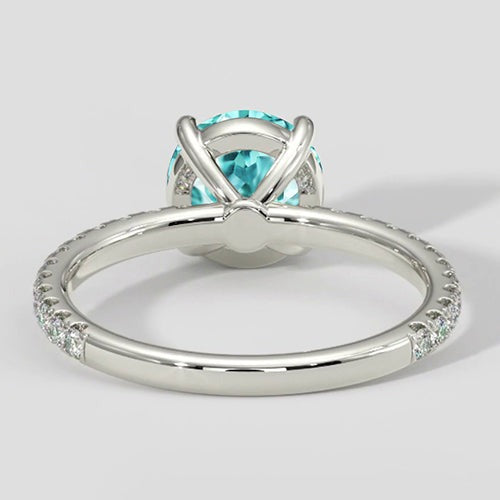 Bläulicher Paraiba-Ring mit runden Diamantakzenten