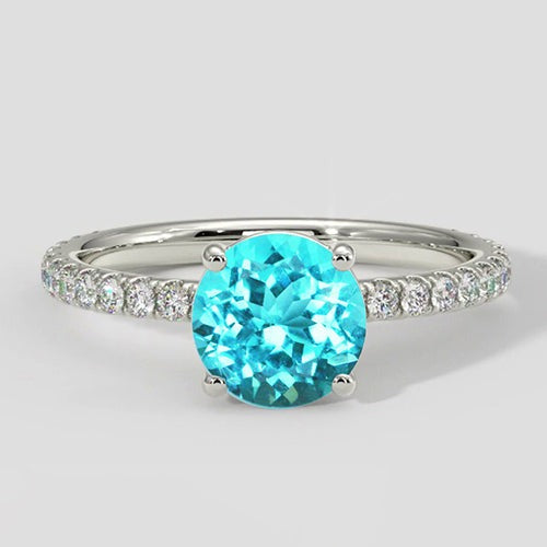 Bläulicher Paraiba-Ring mit runden Diamantakzenten