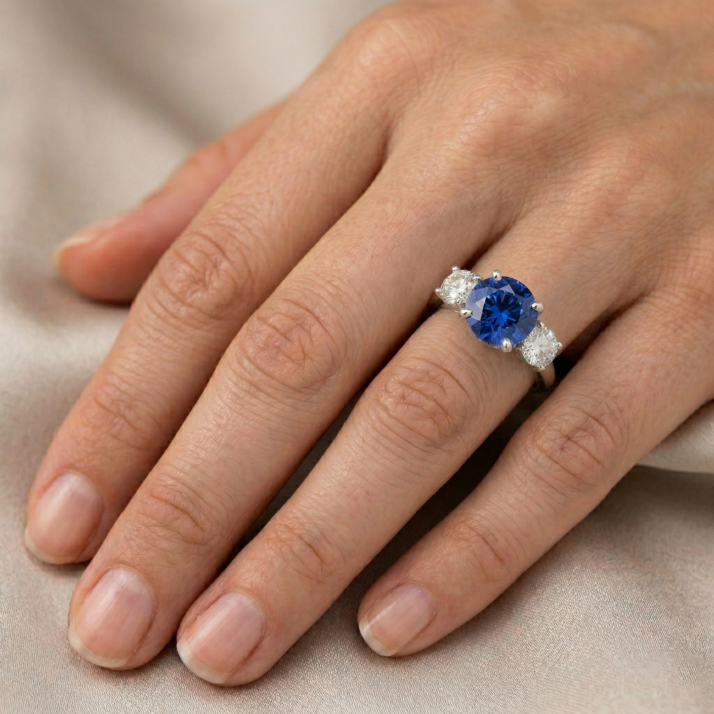 echter round saphir 3.5Karat ring auf Weiß