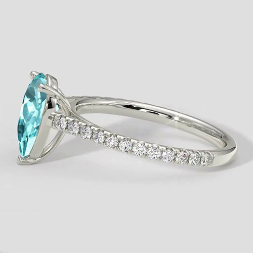 Eleganter Paraiba-Ring im Tropfenschliff mit Pavé
