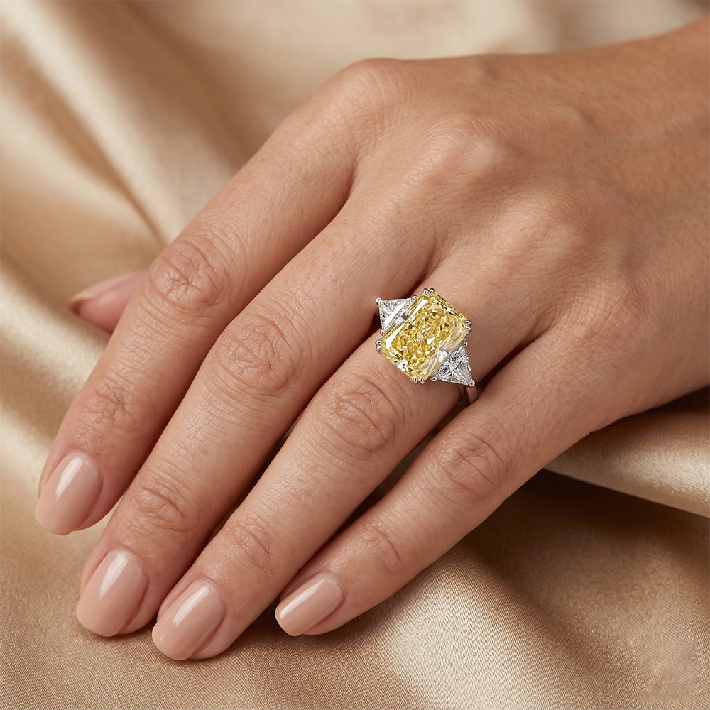 Gelber Kanarienvogel-Diamant Radiant Trilogie-Ring 4 Karat in 14