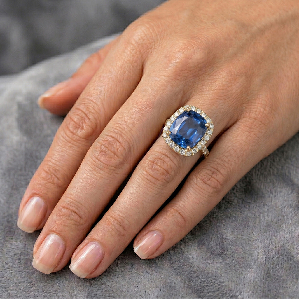 Gelbgold Ovaler Saphir Halo Diamantring 11,25 Karat 14K