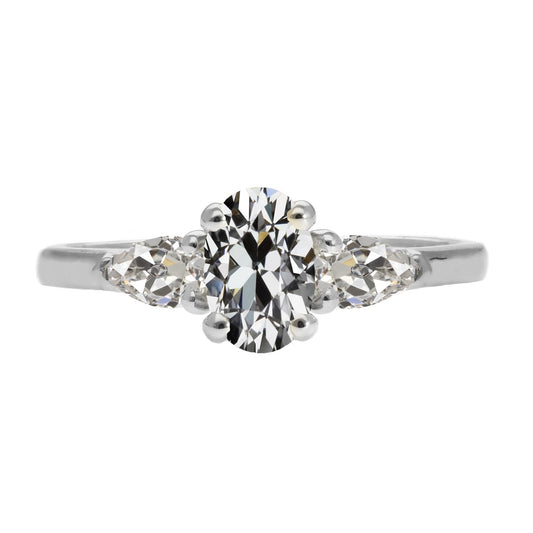 Diamant Oval Dreisteinring in 14 Karat Weißgold – Hauptansicht