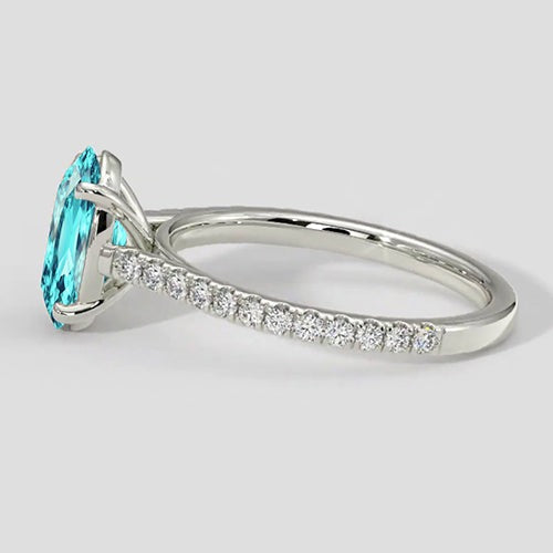 Oval geschliffener Paraiba-Ring mit seitlichen Akzenten