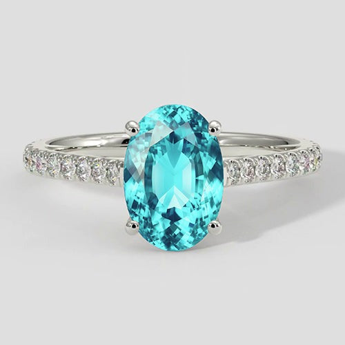 Oval geschliffener Paraiba-Ring mit seitlichen Akzenten