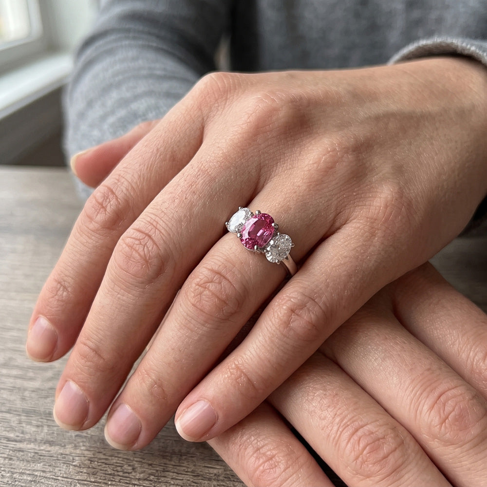 Ovalschliff Ring mit rosa Saphir und Diamanten 4 Karat Weißgold 14K