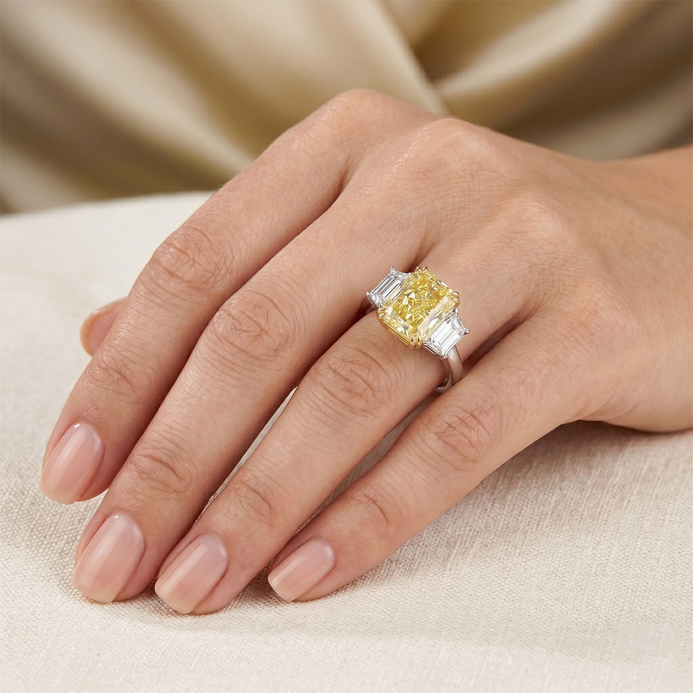 Radiant-Schliff Gelber Kanarienvogel-Diamant Drei-Stein-Ring in