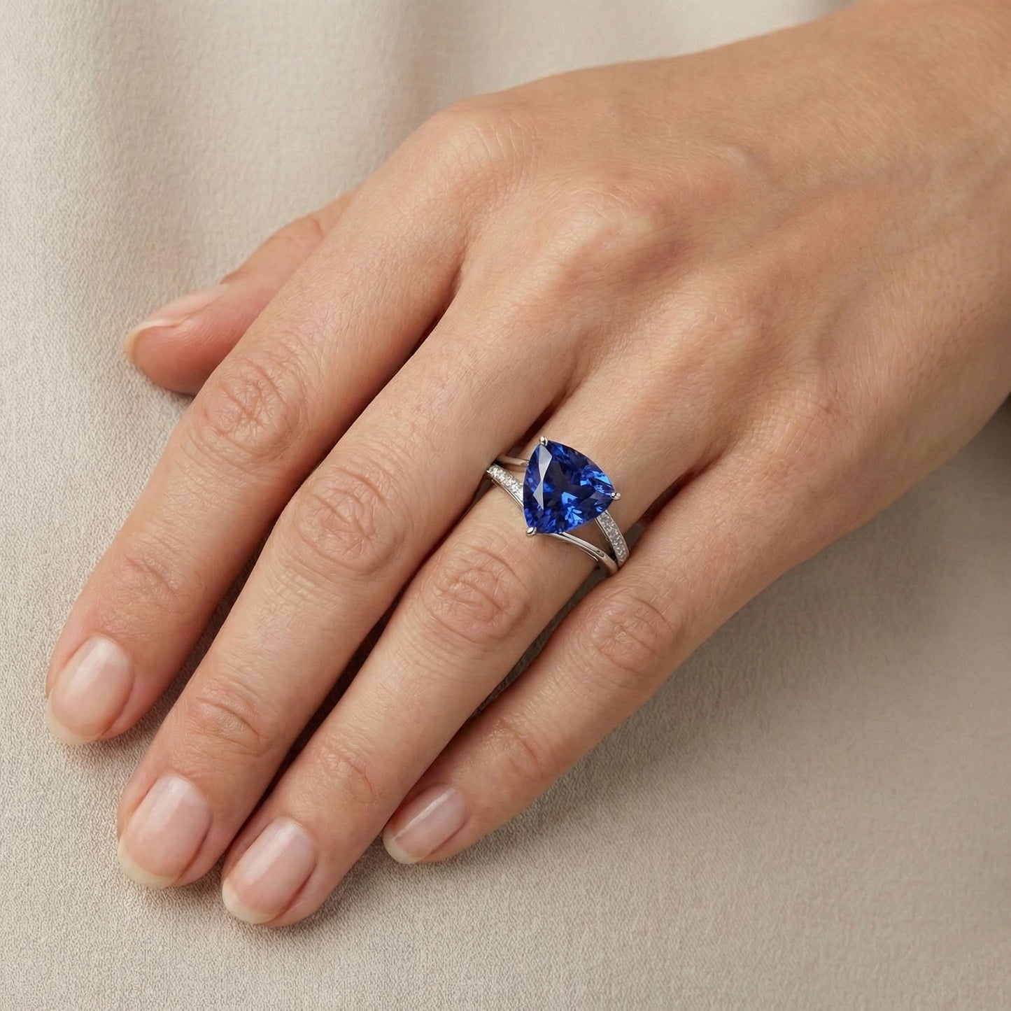 echter round diamant 2Karat ring auf Weiß