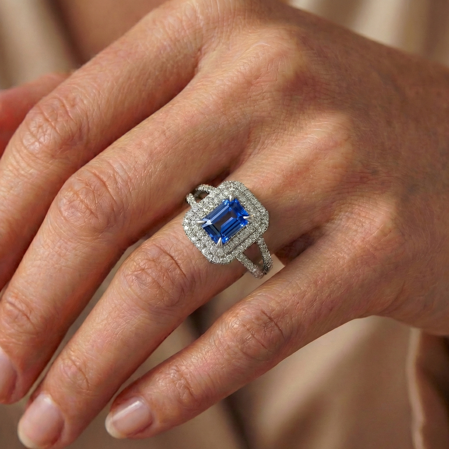 echter round diamant 3Karat ring auf Weiß