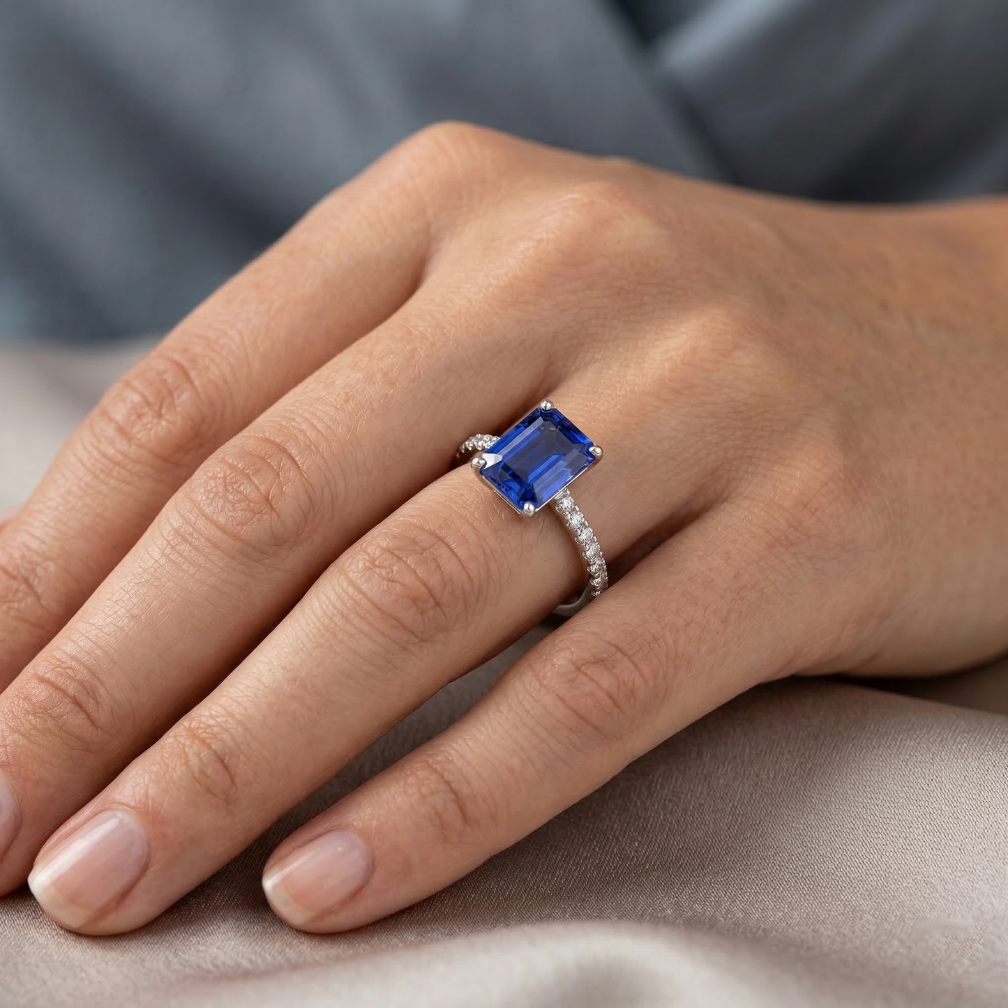 echter emerald smaragd 2.70Karat ring auf Weiß
