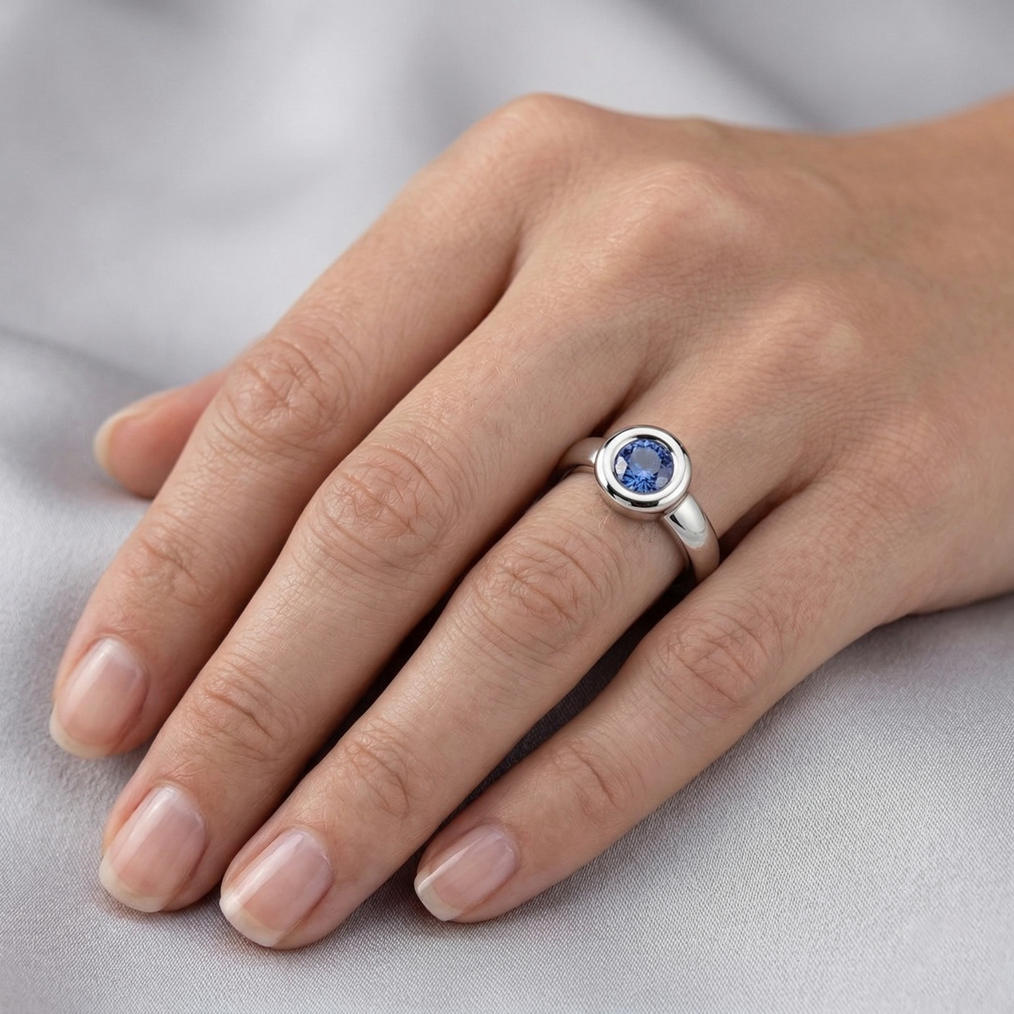 echter round diamant 14Karat ring auf Weiß