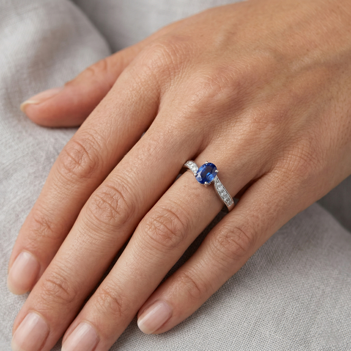 echter oval diamant 1Karat ring auf Weiß