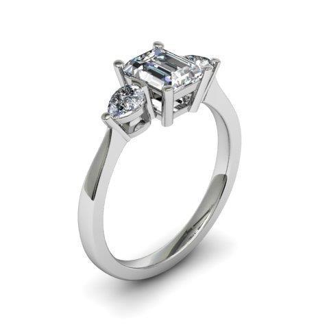 2 Kt. Jubiläumsring Mit Echt Diamanten im Smaragd- Und Birnenschliff Drei Steine