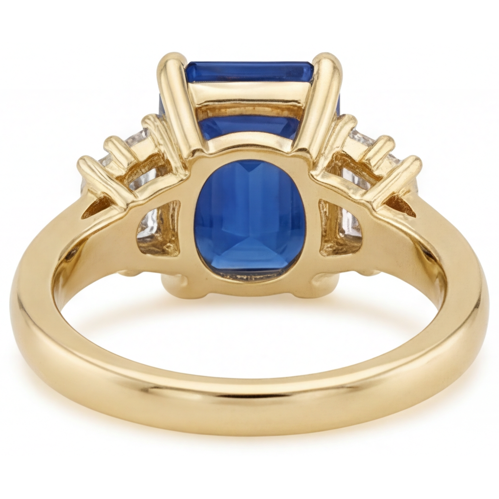 Royalblauer Saphir Smaragd-Schliff Farbstein-Ring in 14K Gelbgold – Profilansicht