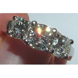 4,01 ct. Weißgold-Diamant-Verlobungsring mit drei Steinen