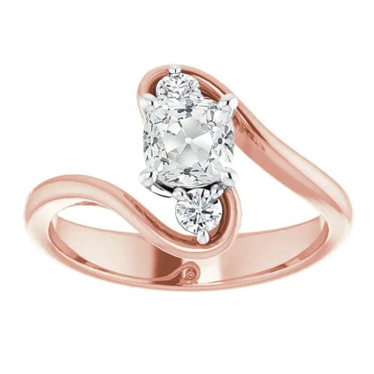 Drei-Steine-Ring, rund und Kissen, Diamanten im Altschliff, 4 Karat