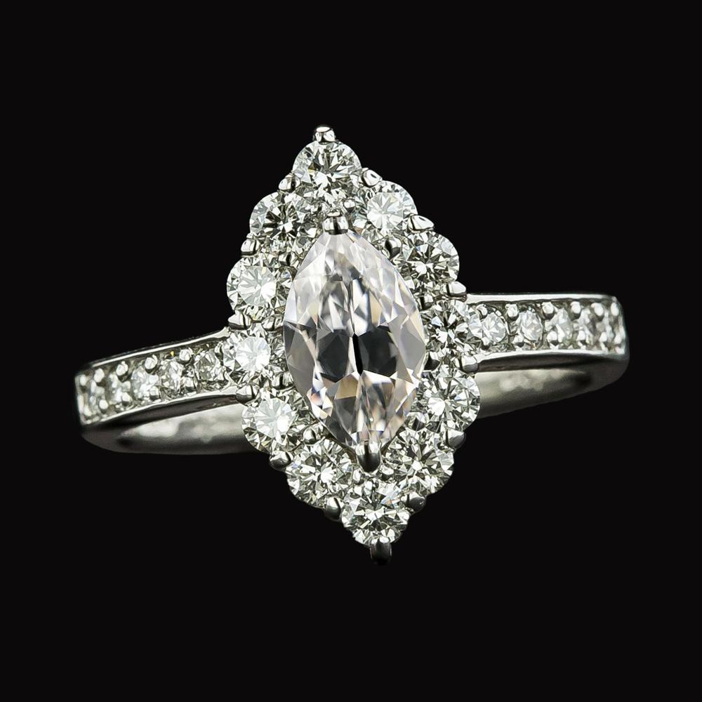 Halo Marquise Old Mine Cut Diamantring mit Akzenten 4,25 Karat - harrychadent.ch