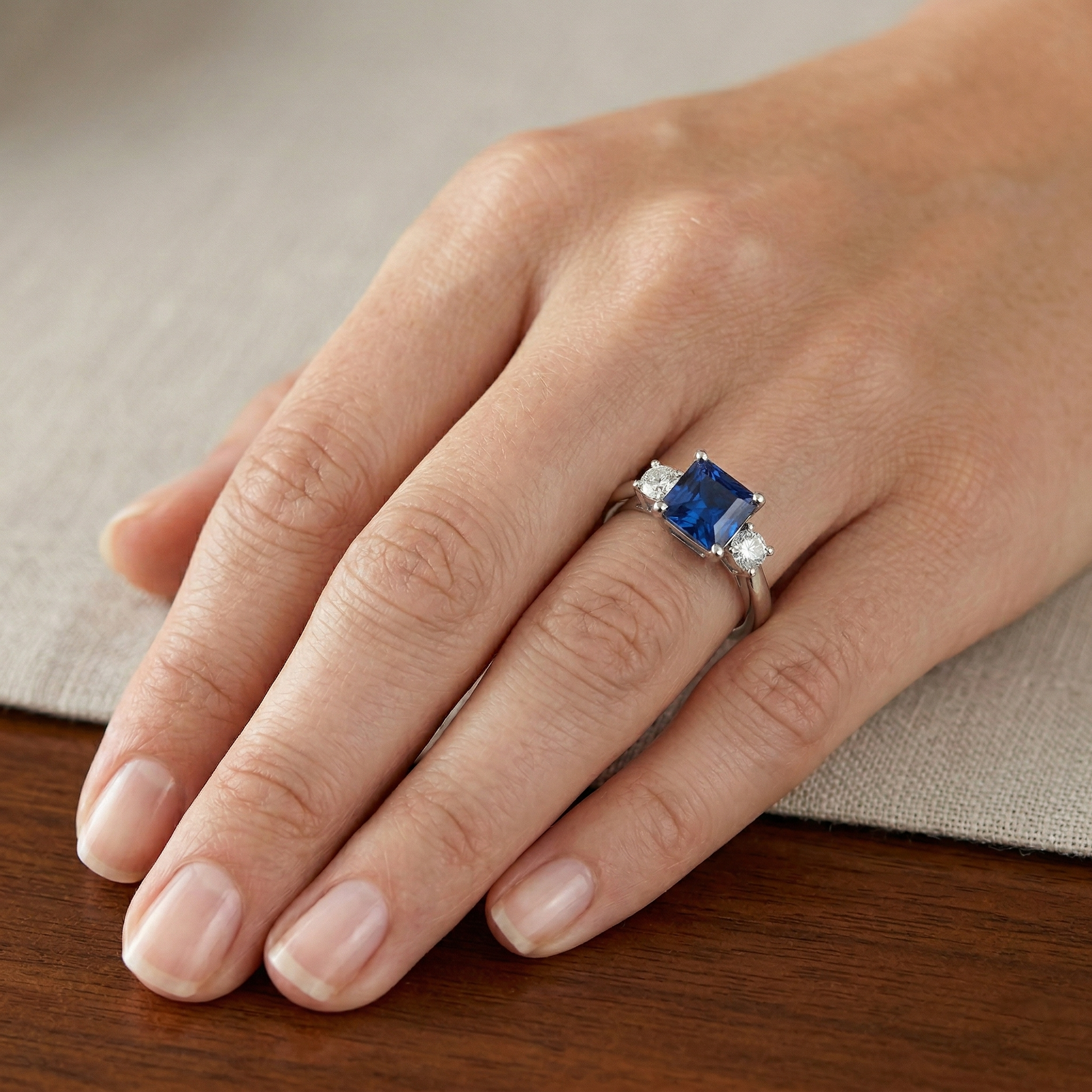 echter round diamant 14Karat ring auf Weiß