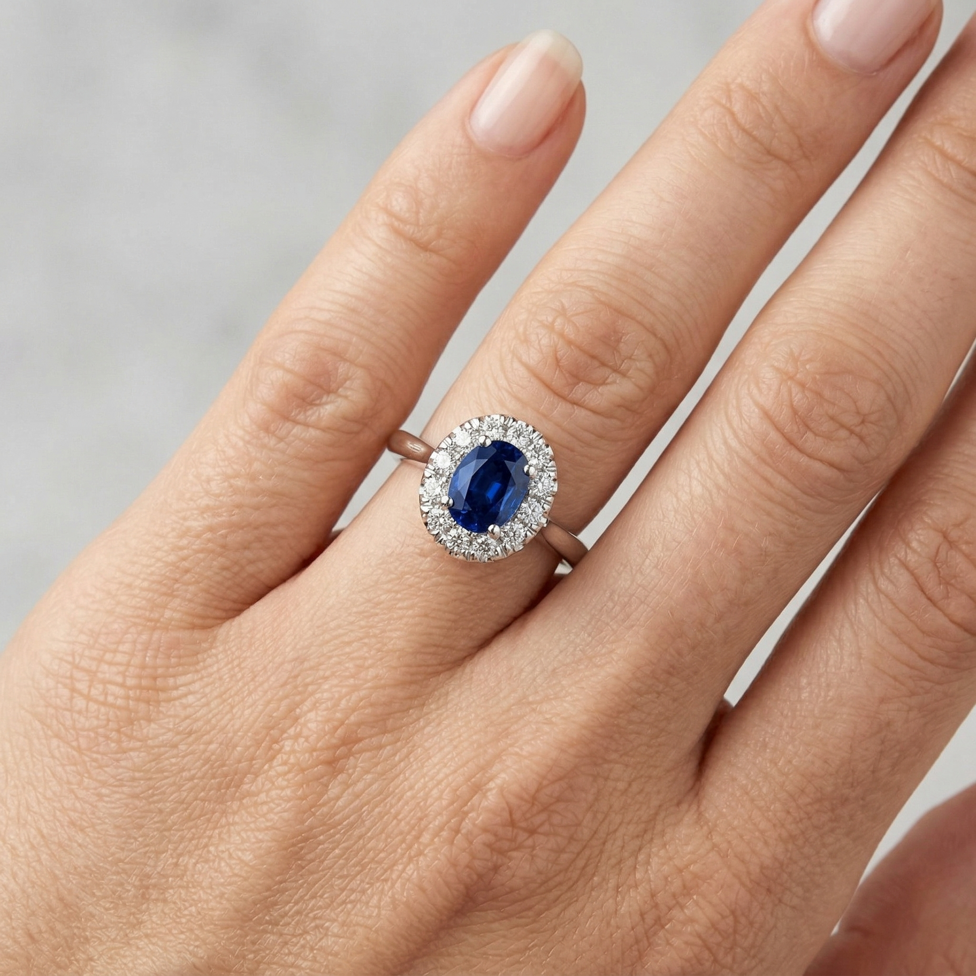 echter oval saphir 1Karat ring auf Weiß