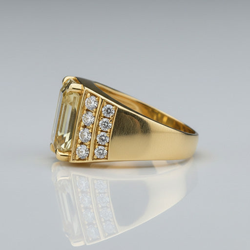 Edler Diamant Smaragd-Schliff Herren-Ring in 10K Yellow Gold – Seitenansicht