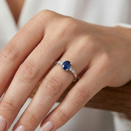 1,40 ct Ceylon-Saphir mit Diamant-Fünf-Stein-Ehering