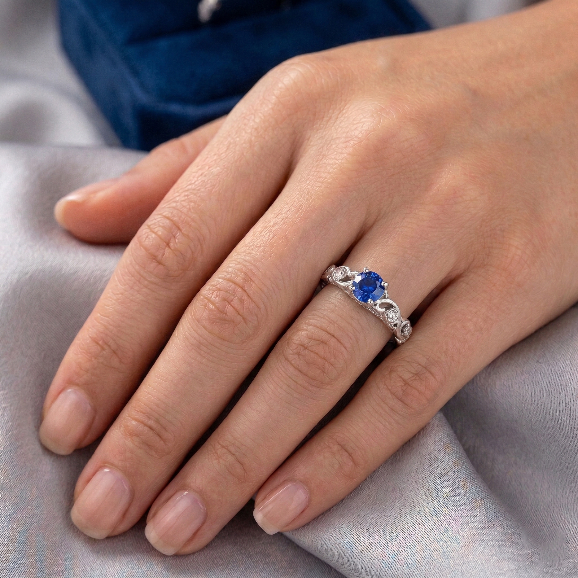 echter round saphir 1.60Karat ring auf Weiß
