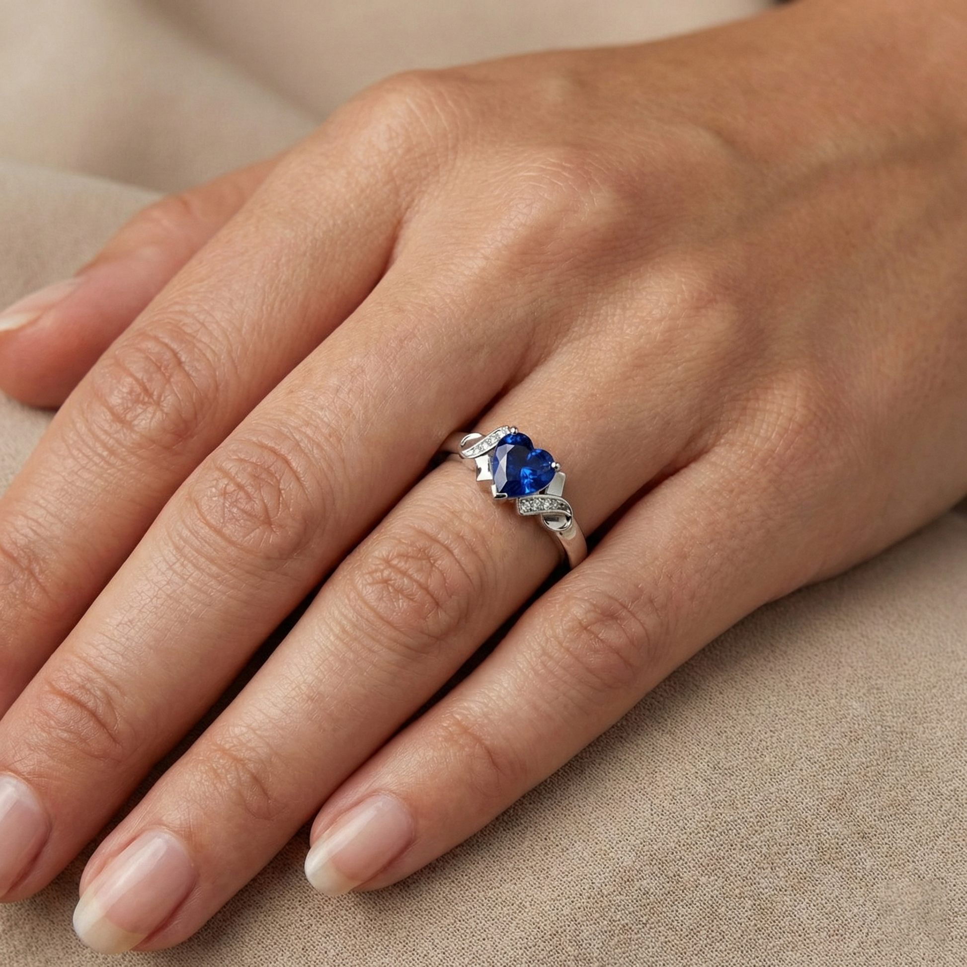 echter round saphir 1.80Karat ring auf Weiß