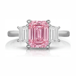Im Labor gezüchteter rosa Diamant, 2,5 Karat, Smaragdschliff, schlichter Dreisteinring, 14 Karat Weißgold
