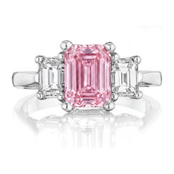 Verlobungsring mit rosa Diamant, 2,5 Karat, im Labor gezüchtet, Smaragdschliff, Dreistein, Kathedralfassung, 14 Karat Weißgold