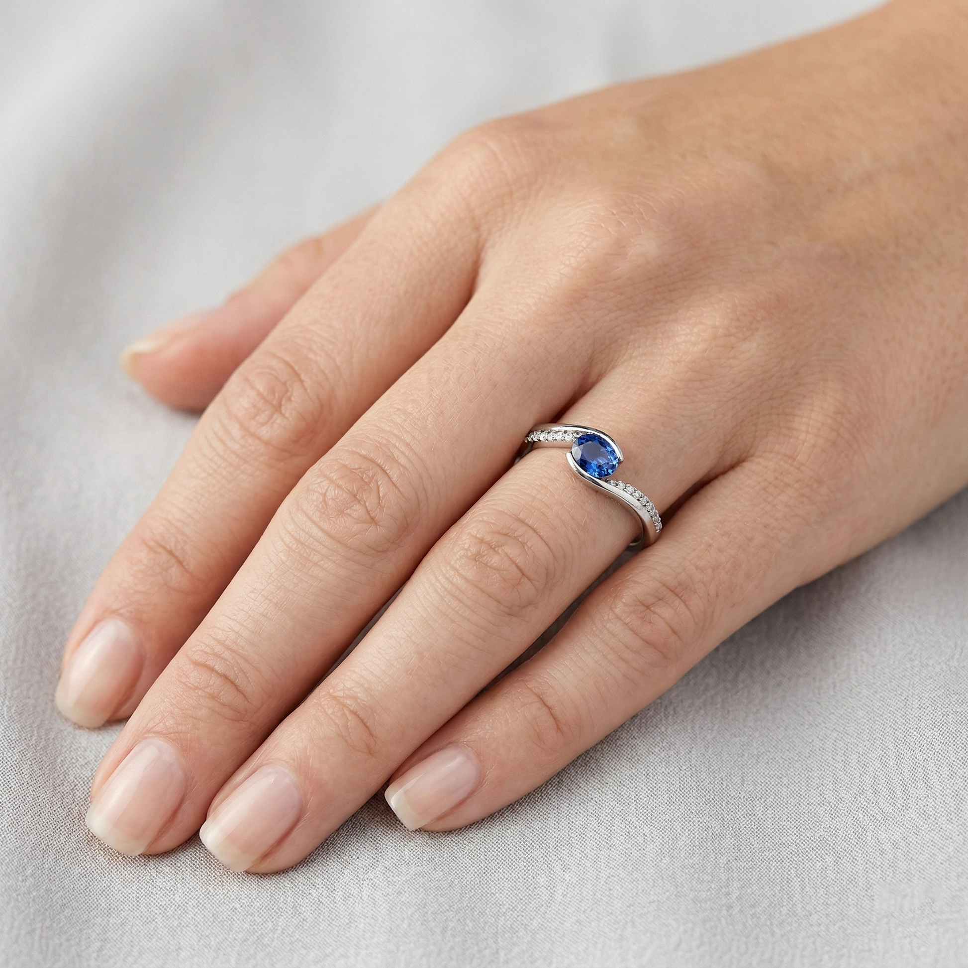 echter oval saphir 1Karat ring auf Weiß
