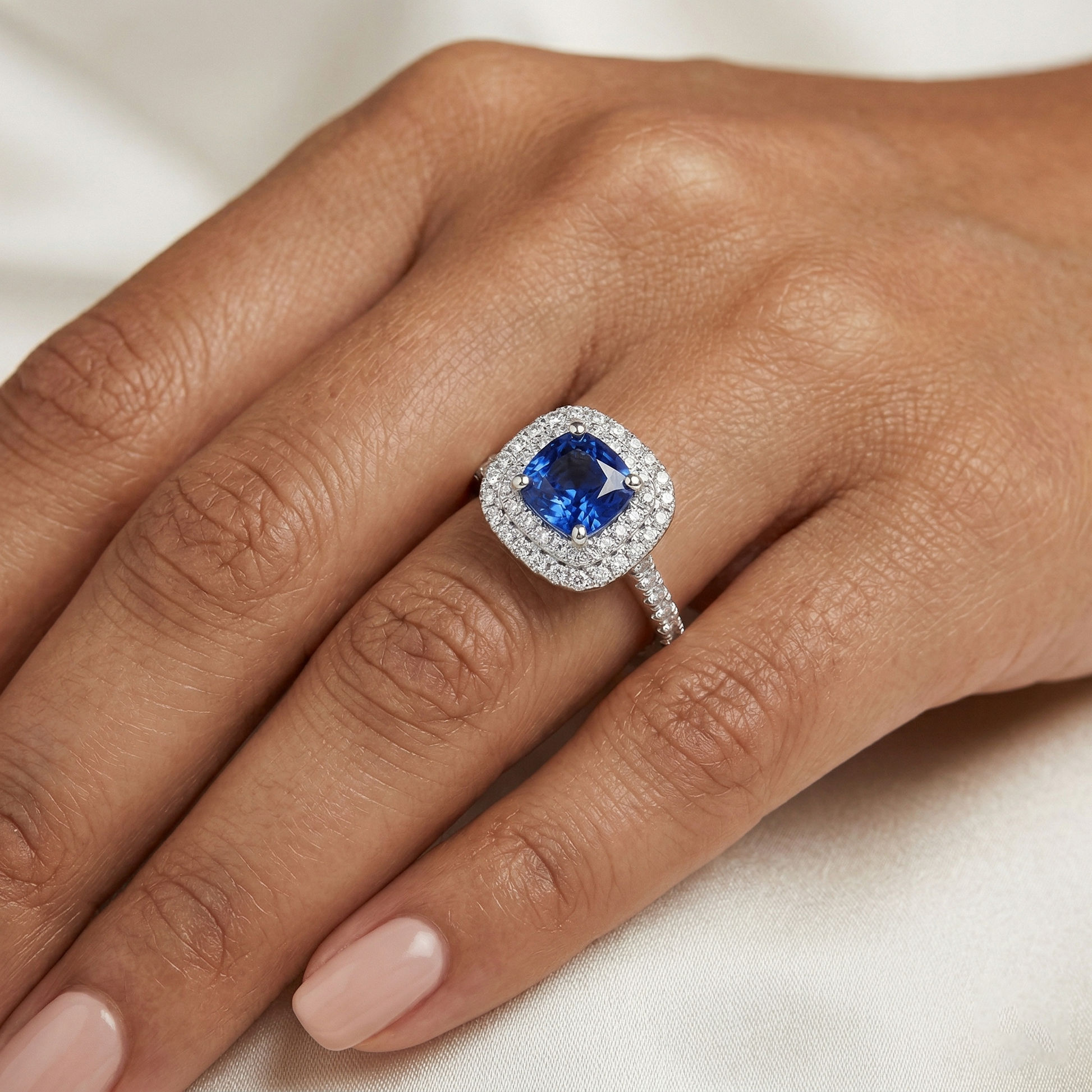 echter round saphir 14Karat ring auf Weiß