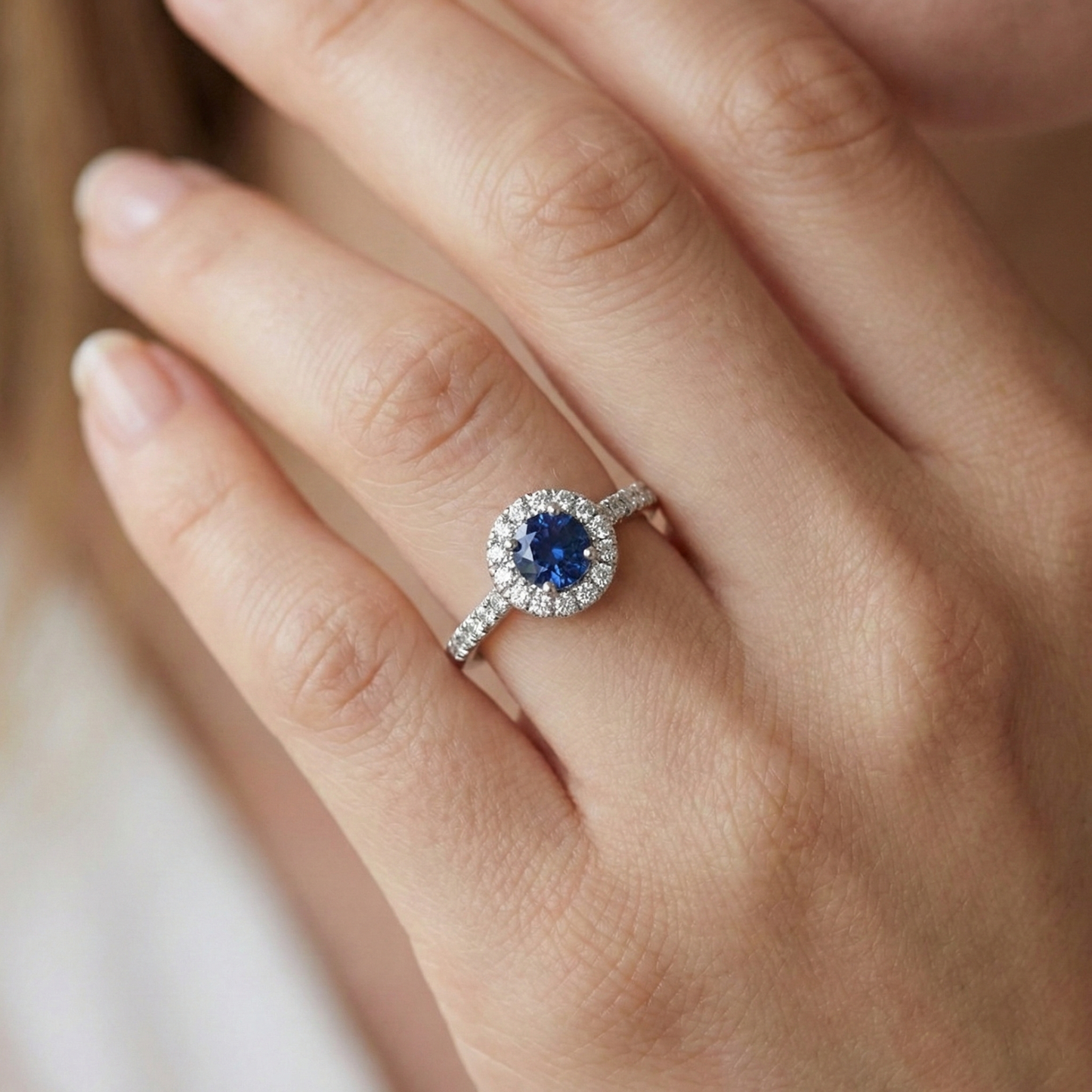 echter round saphir 2.10Karat ring auf Weiß