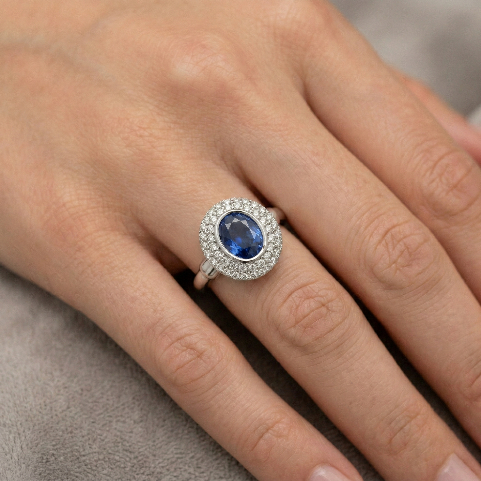 echter oval saphir 2.40Karat ring auf Weiß