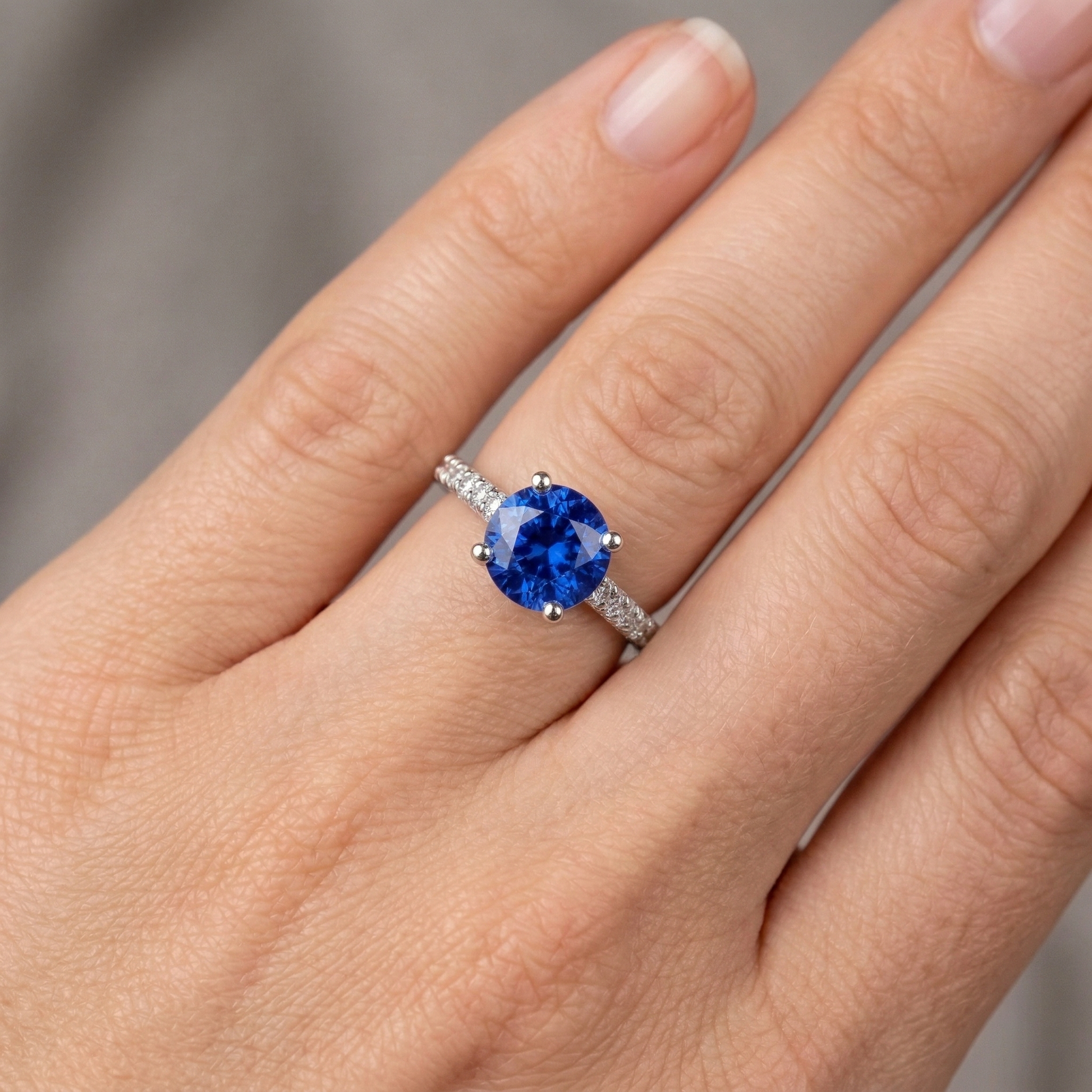 echter round saphir 2.70Karat ring auf Weiß