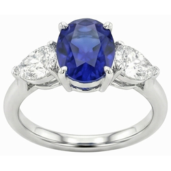 3 Karat drei Steine Oval tiefblauer Saphir & Birnendiamanten