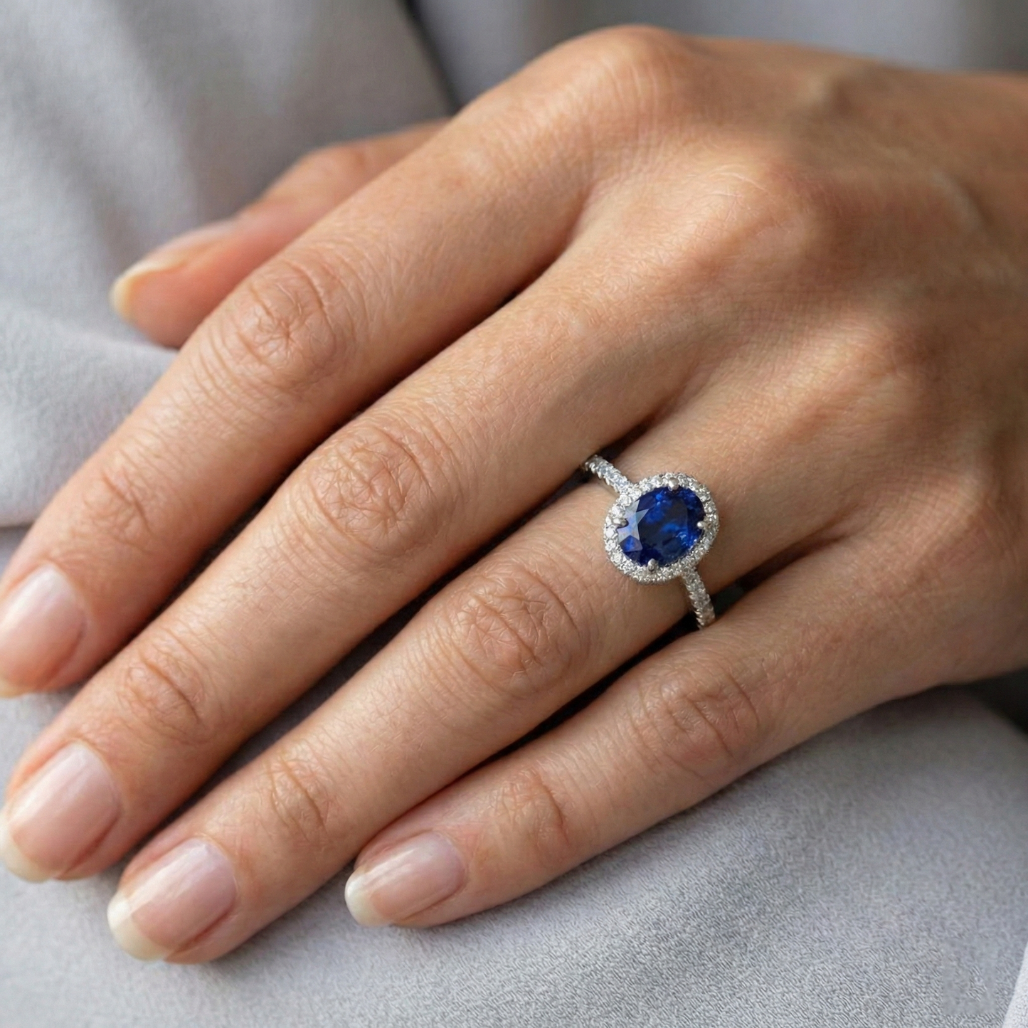 echter oval diamant 14Karat ring auf Weiß