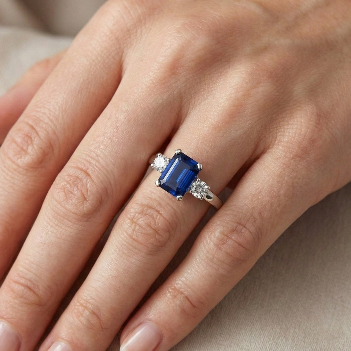 echter round saphir 2.50Karat ring auf Weiß