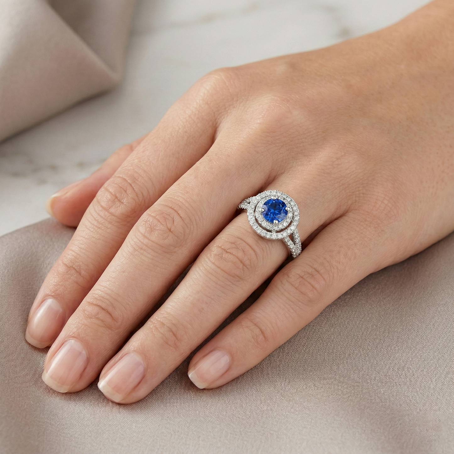echter round diamant 4.25Karat ring auf Weiß